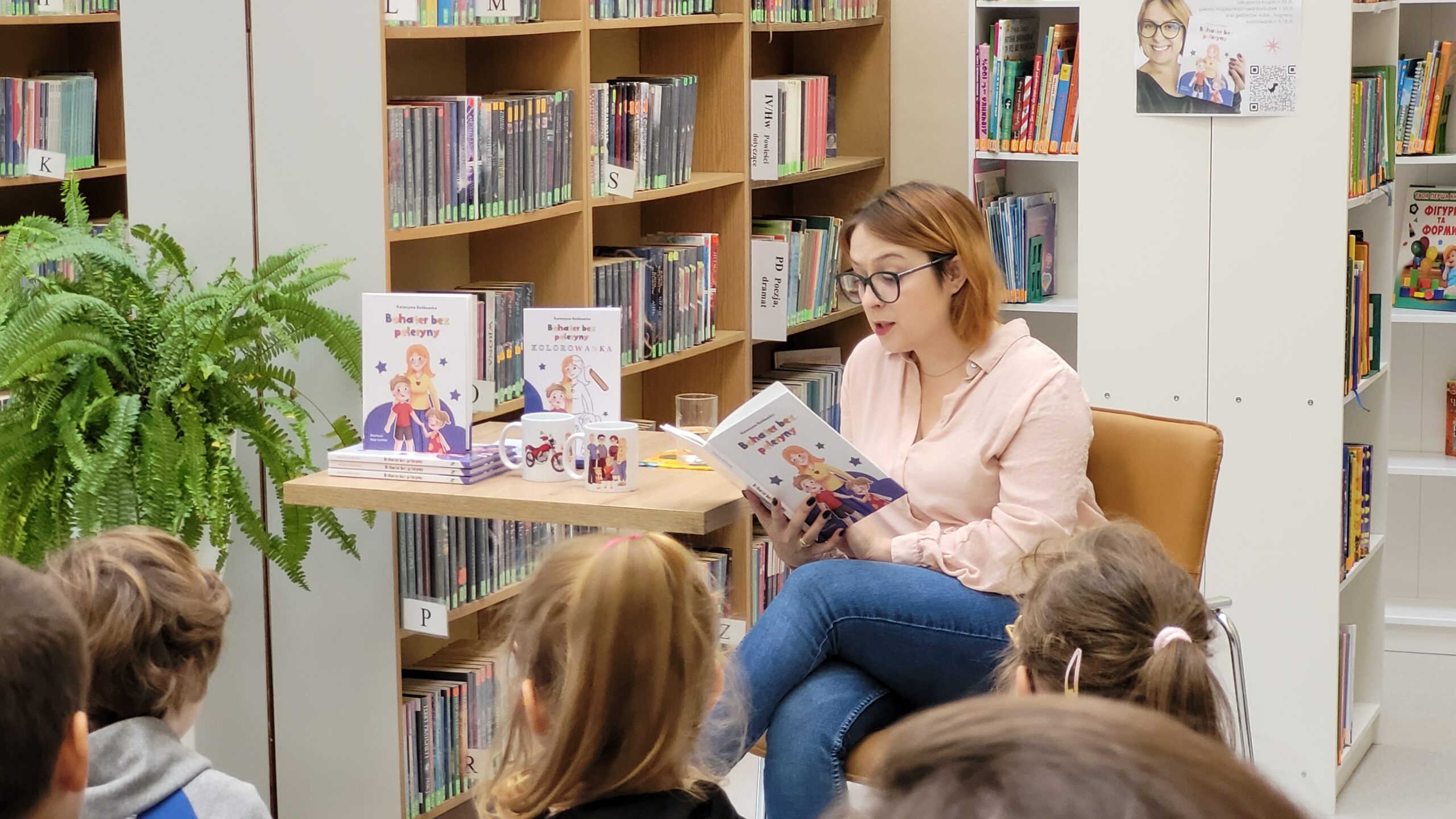 Katarzyna Bieńkowska czyta dzieciom fragment książki Bohater bez peleryny