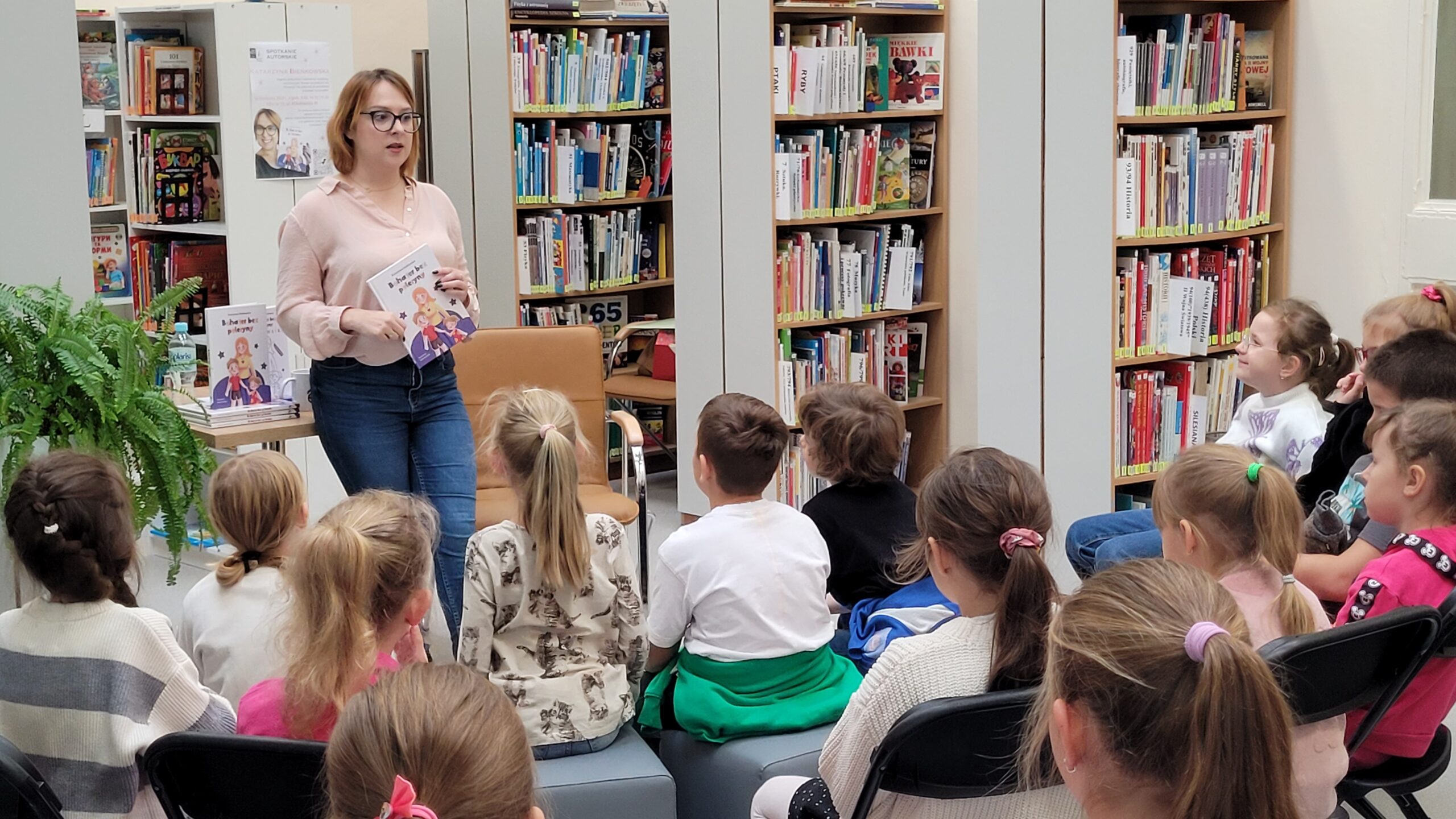 Katarzyna Bieńkowska prowadzi w bibliotece spotkanie z książką Bohater bez peleryny