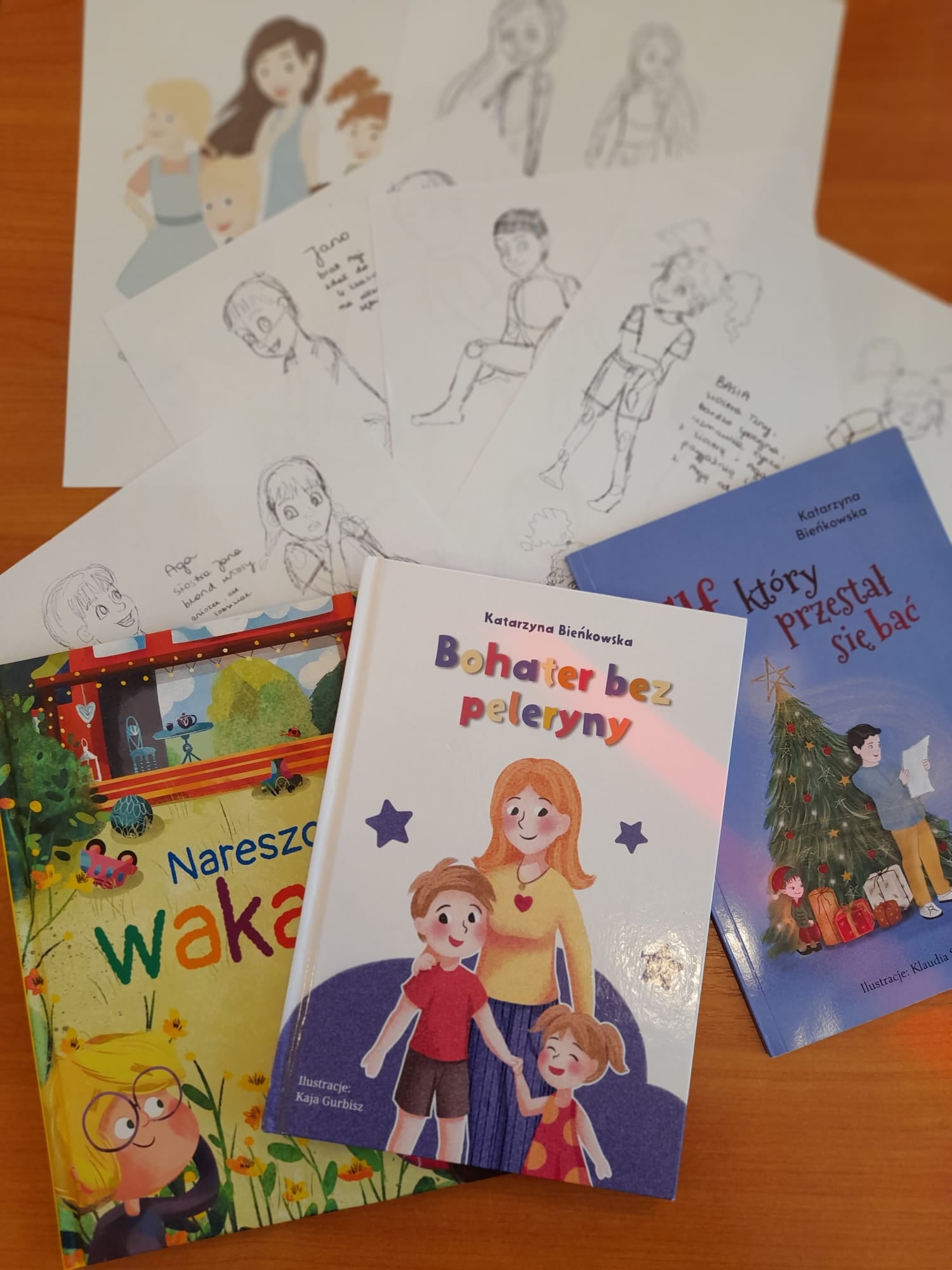 Książki, szkice i gotowe ilustracje prezentowane podczas spotkań Katarzyny Bieńkowskiej