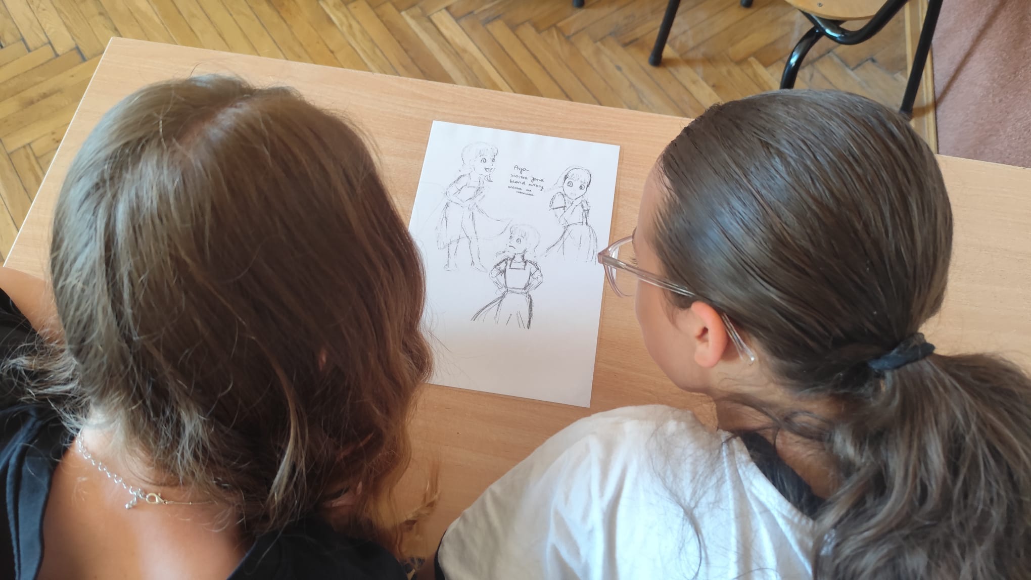 Uczestnicy warsztatów oglądają pierwsze szkice ilustracji książkowych