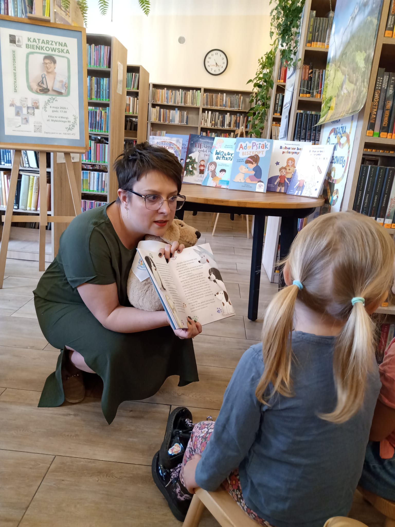 Katarzyna Bieńkowska pokazuje dzieciom ilustrację podczas spotkania autorskiego