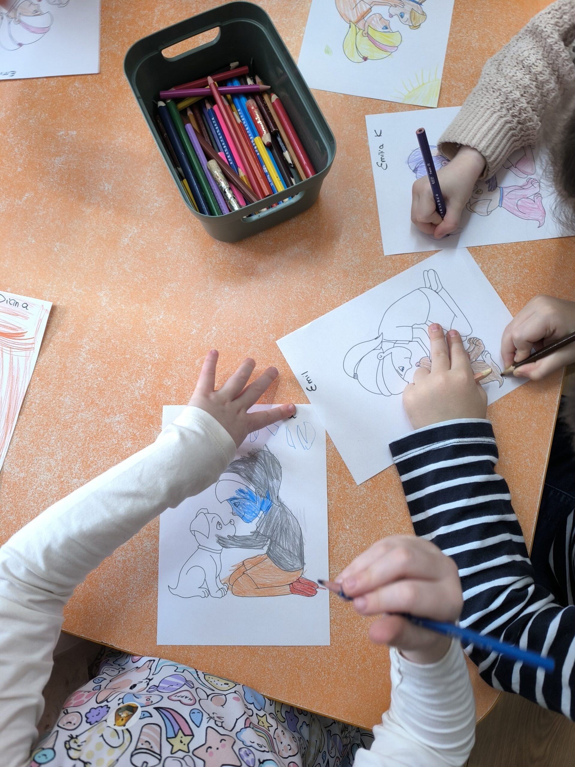 Dzieci kolorują ilustrację z książki AdoPsiak Biszkopt podczas spotkania autorskiego