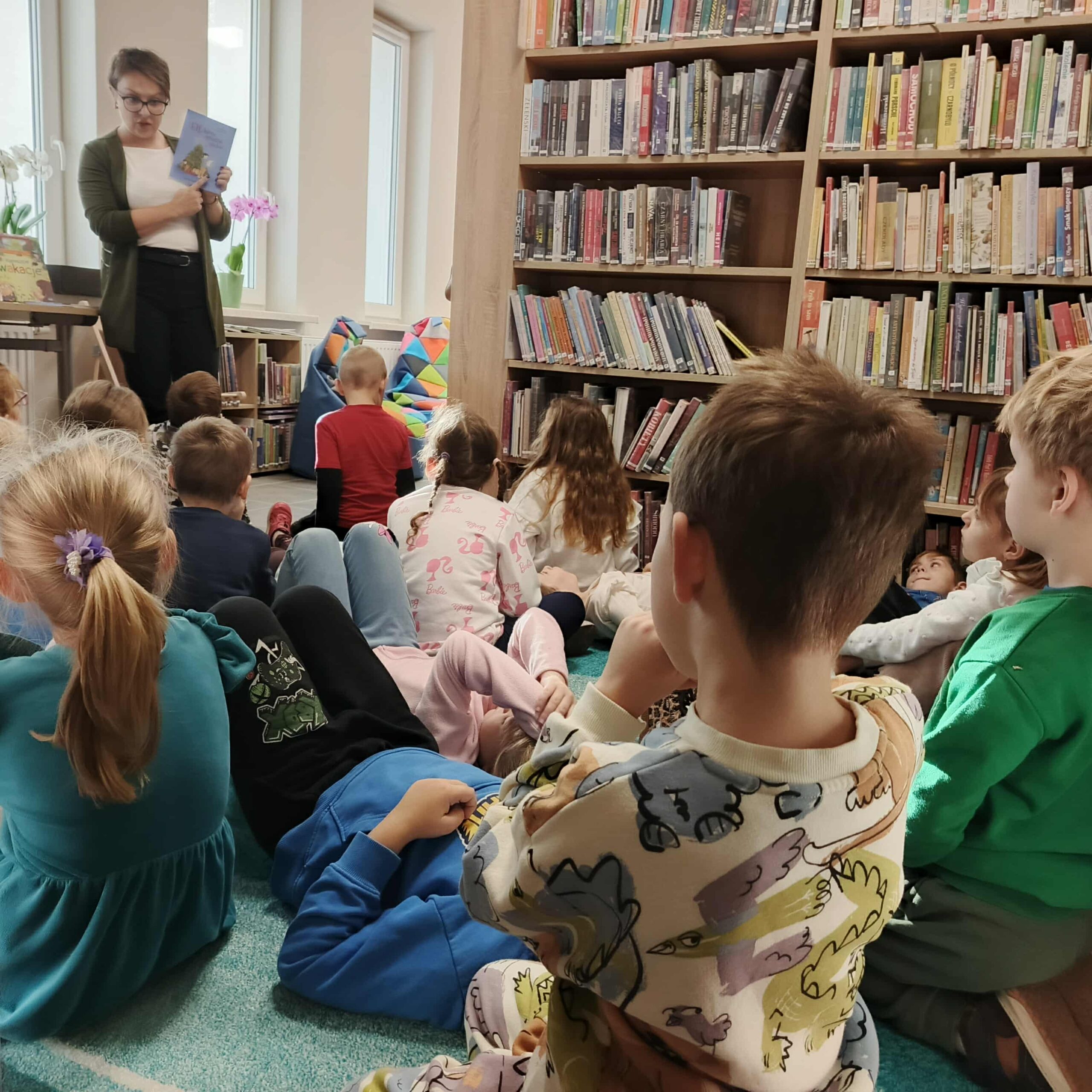 Katarzyna Bieńkowska czyta dzieciom książkę o świątecznym elfie