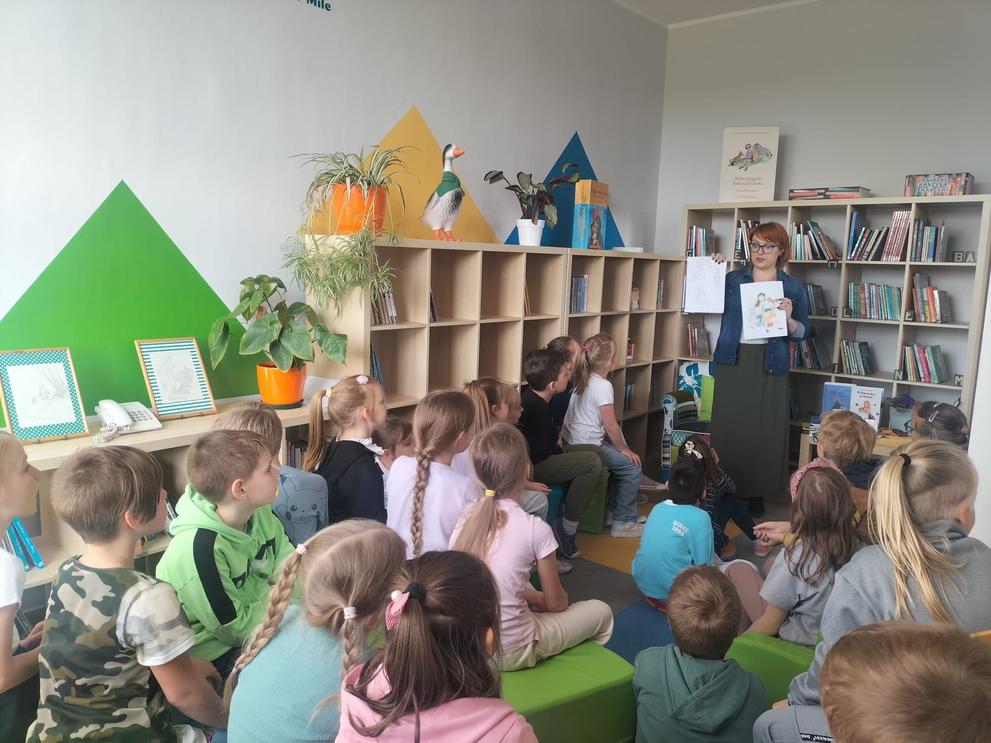 Katarzyna Bieńkowska pokazuje dzieciom szkice ilustracji podczas warsztatów wydawniczych